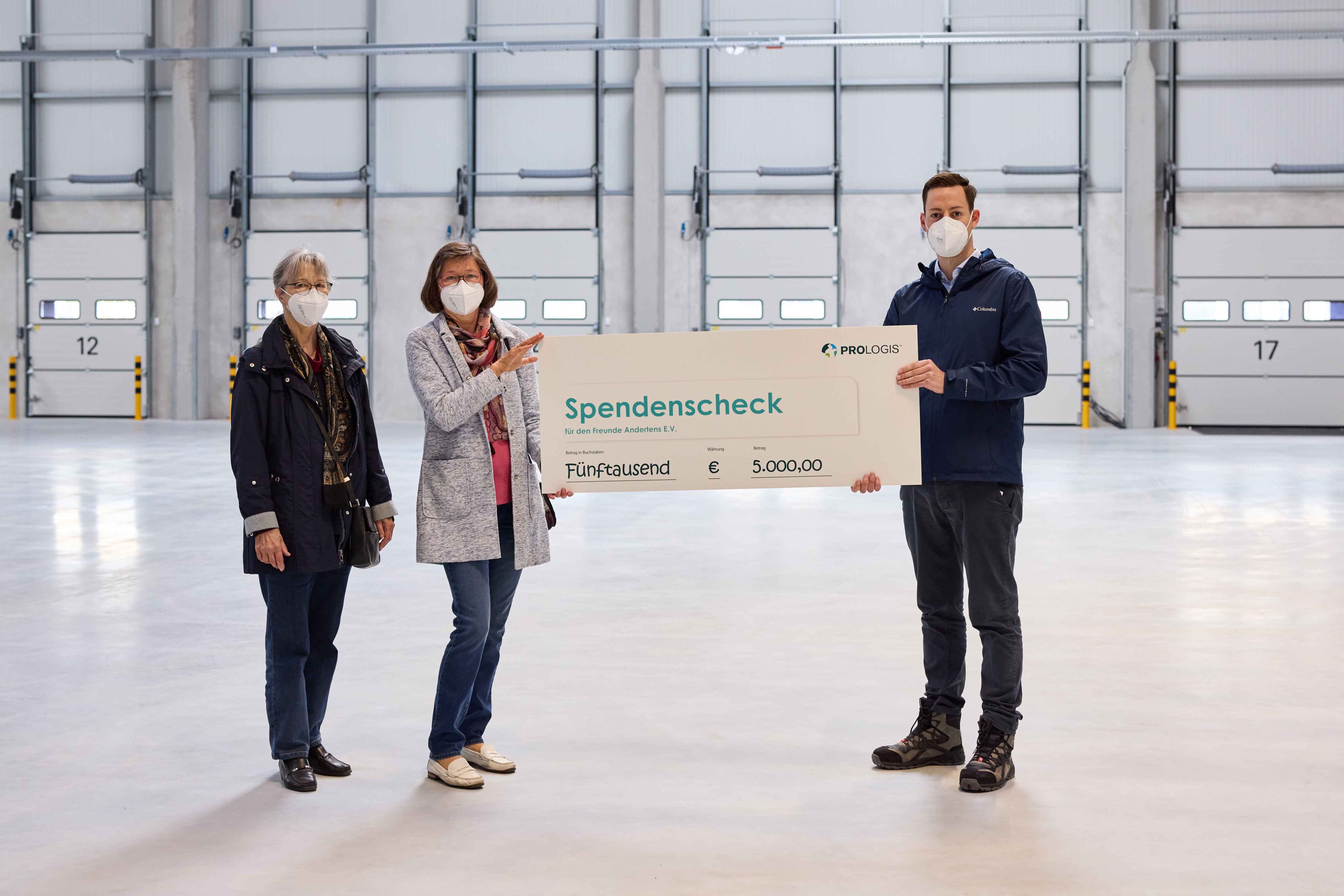 Prologis übergibt Spendencheck (Hannover DC5)