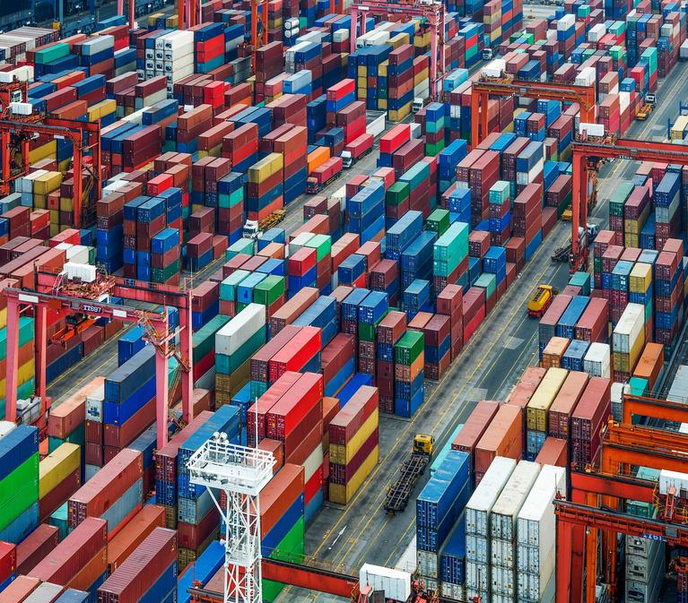 Güter in Bewegung in Hong Kong, einem der verkehrsreichsten Häfen der Welt.