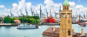de_hamburg-germany.jpg Hamburger Landungsbrücken mit dem Blick auf die Elbe und Kränen
