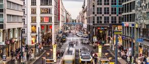 dpm-eu_berlin.jpg Berliner Straßenverkehr mit Bussen und Bahnen