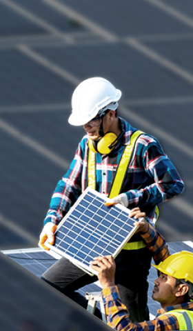 Lösungen im Bereich Energy and Sustainability – Mitarbeiter, die Solarmodule installieren Lösungen im Bereich Energy and Sustainability – Mitarbeiter, die Solarmodule installieren