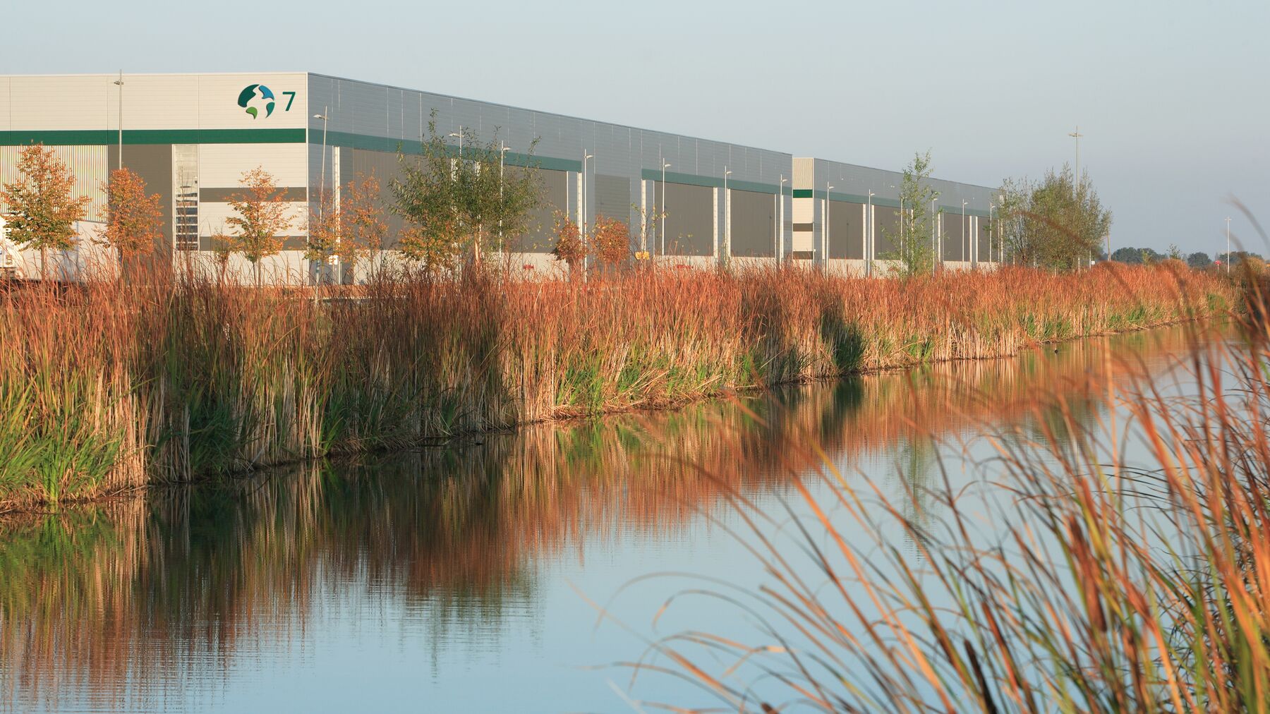 Prologis-Lagerhaus neben dem Flussufer Prologis-Lagerhaus neben dem Flussufer