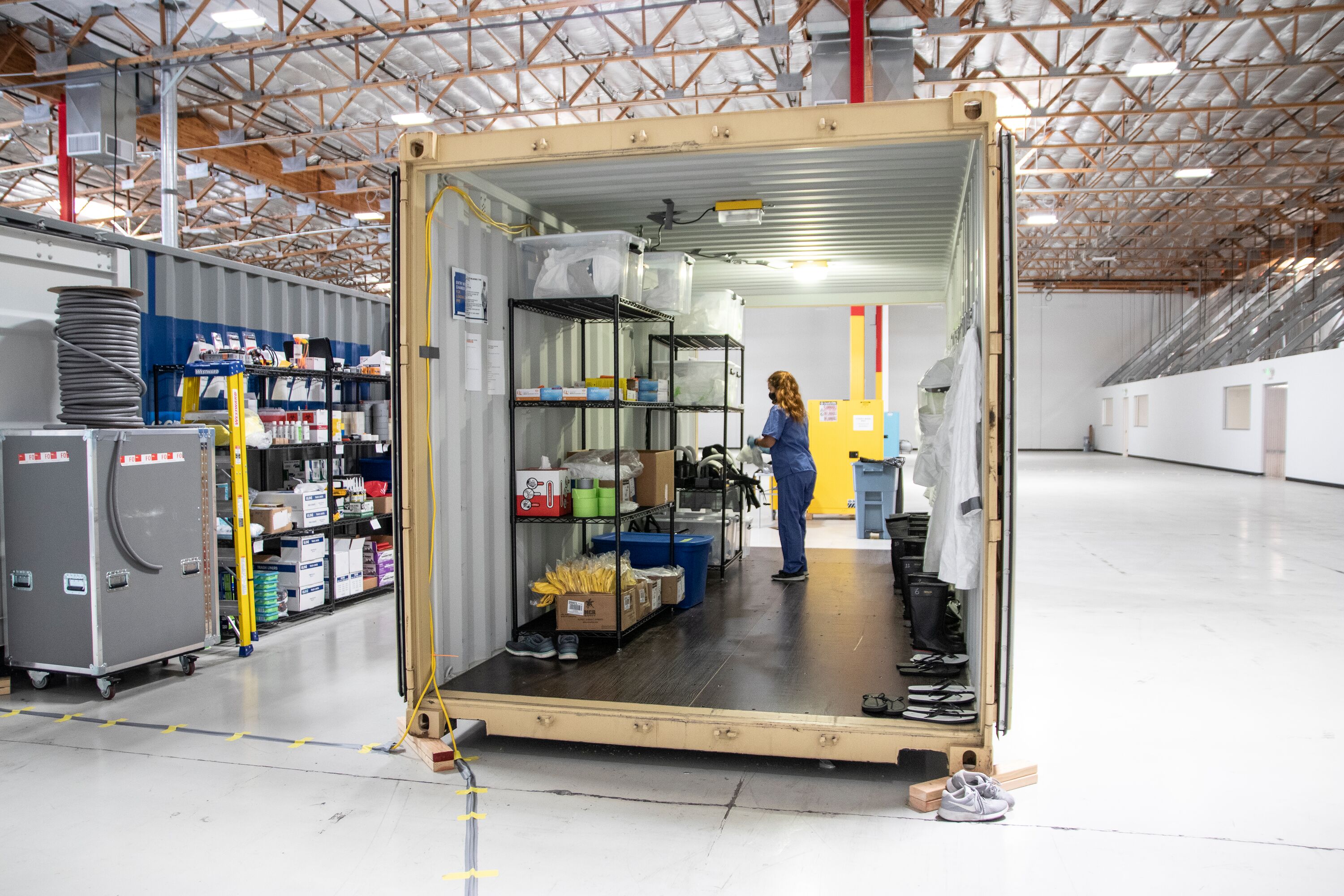 Frau arbeitet in einem Versandcontainer Frau arbeitet in einem Versandcontainer
