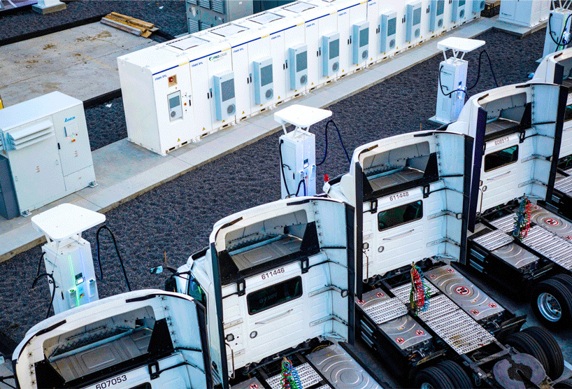 Elektro-Sattelschlepper wird an einem Prologis-Lager aufgeladen Elektro-Sattelschlepper wird an einem Prologis-Lager aufgeladen