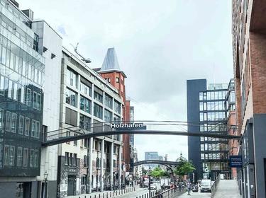 Brücke zwischen zwei Häusern in der Hamburger Speicherstadt